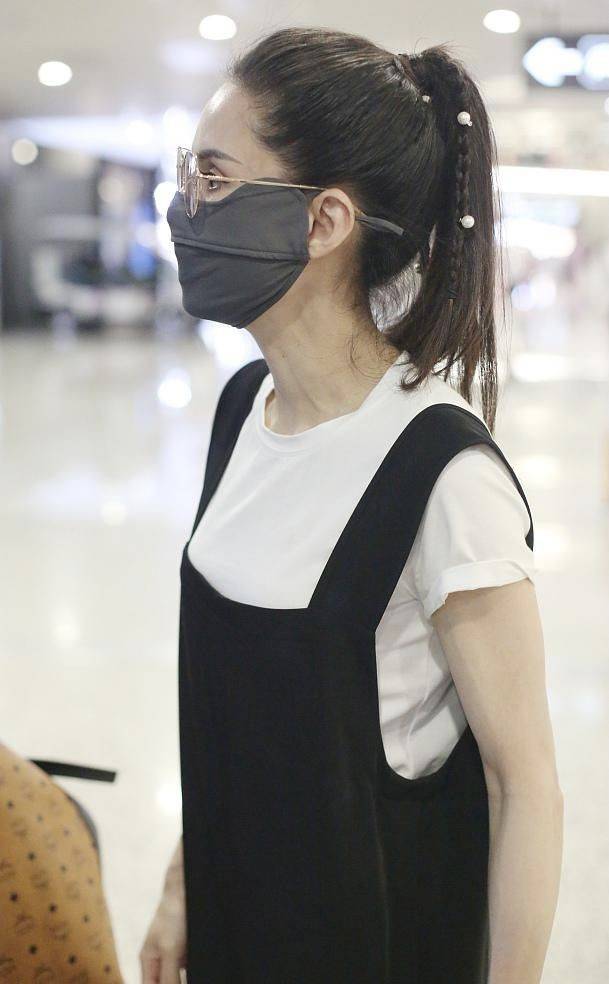 马尾|李若彤自律不说还会穿,背带裤配高马尾,54岁活力满满不输小姑娘