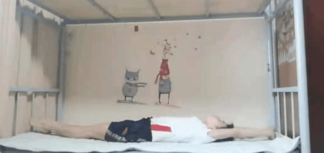 设计|14岁全红婵当冠军仍不忘初心！穿白T住上下床，坚持训练长腿抢眼