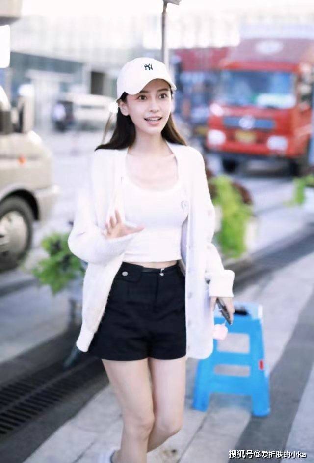 杨颖|杨颖的颜值没话说，就算只穿简单的白+黑，素颜状态下依旧抢眼