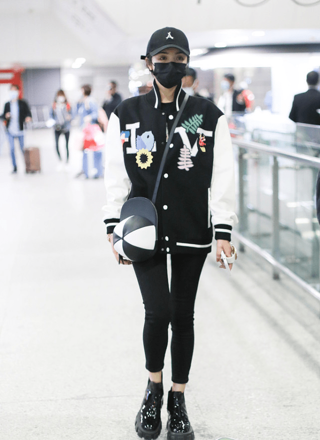 服装|麦迪娜二胎孕肚明显，腿却还挺纤细，穿搭随性手腕姜潮很是恩爱