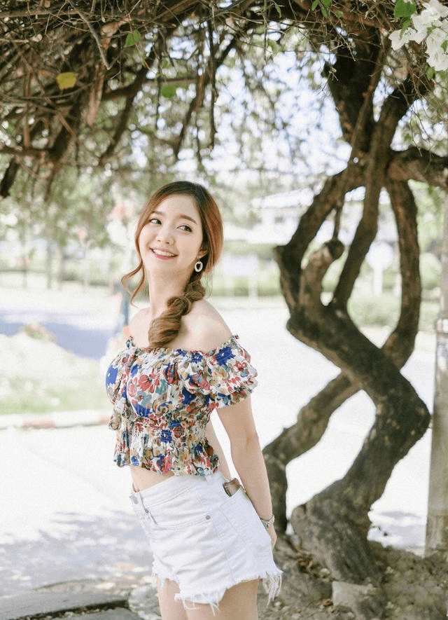 一身|碎花抹胸上衣搭配白色热裤，把泰国小姐姐衬托得格外青春甜美