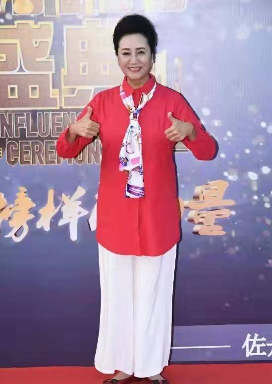 王丽云|车晓爸爸晒图！女儿穿针织衫单身后状态好，妈妈王丽云却一脸不悦