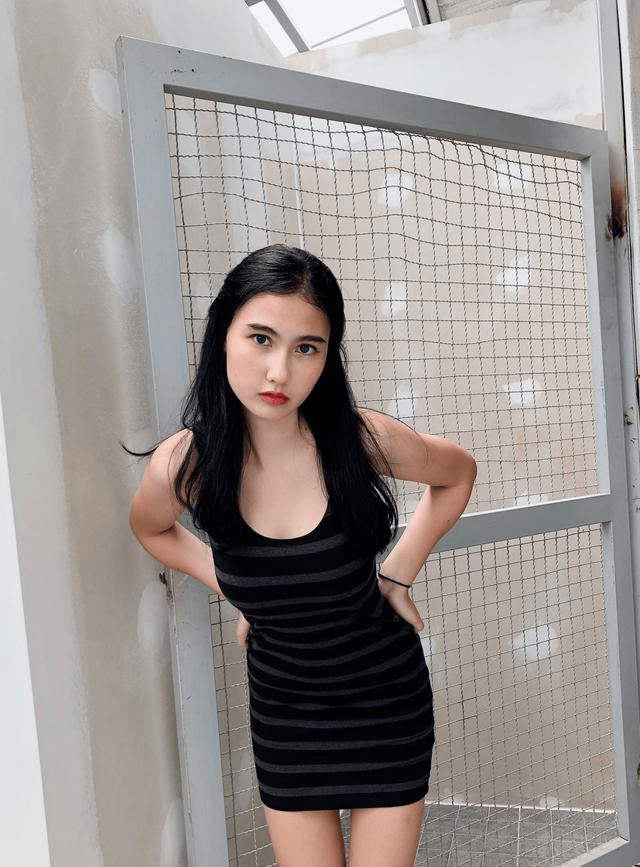 条纹|大圆脸的越南女生，条纹连衣裙的穿搭，展现出青春和甜美