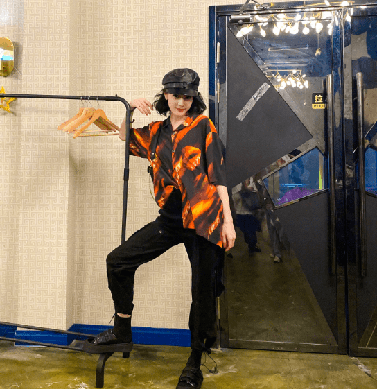 工装裤|迪丽热巴真会玩,港风衬衫配工装裤,秒变帅气小男友