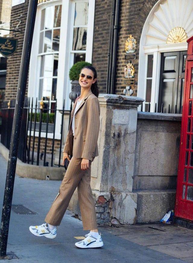 郑钧|郑钧老婆太幸福了！穿羊羔绒外套扛18斤巧克力，全世界只有2颗