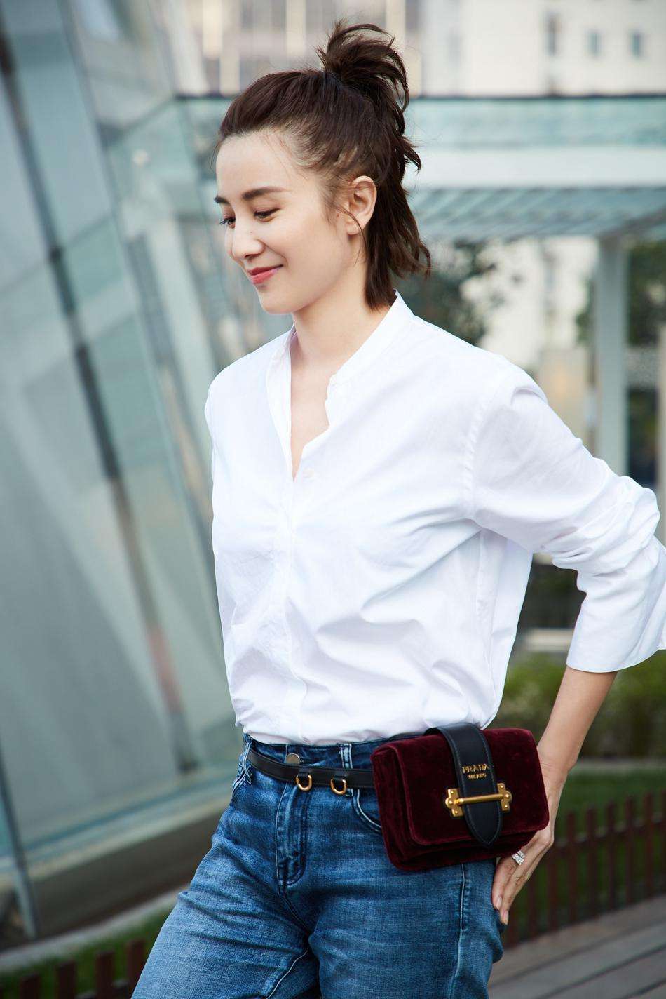 面料|被童瑶生图美到了，穿白衬衫配黑裤看着普通，随便一站却有高级感