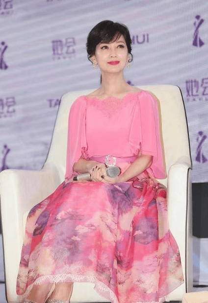 女色|赵雅芝真是不服老，穿衣偏爱少女色，一袭粉裙看着不像50后