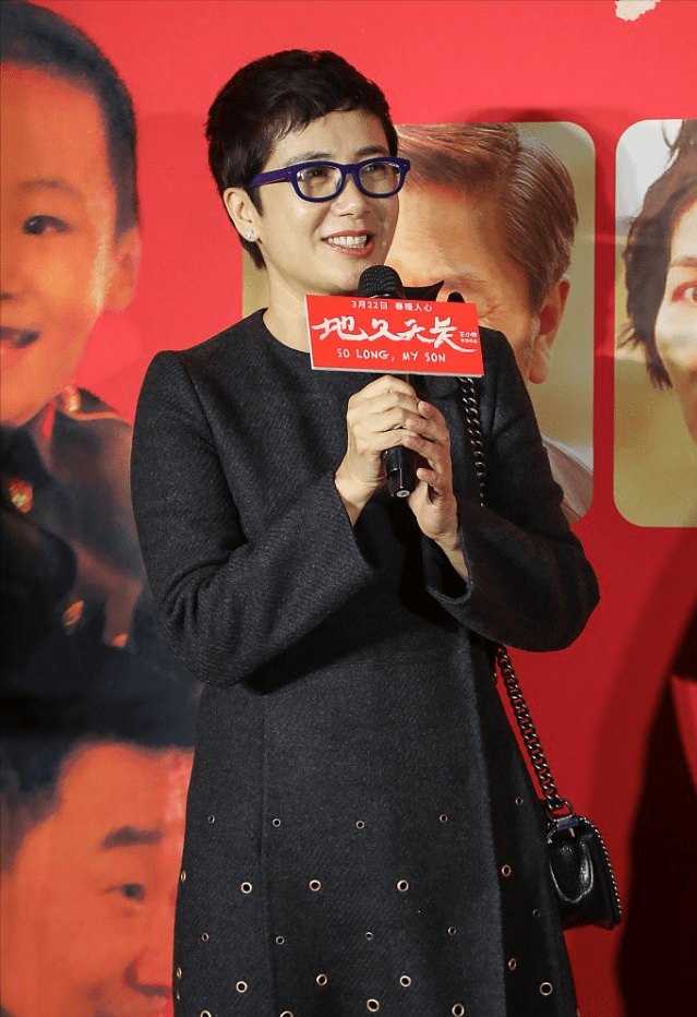 魅力|蒋雯丽虽然只大咏梅4岁,可是看脸差别挺明显,好在穿搭挺提气质