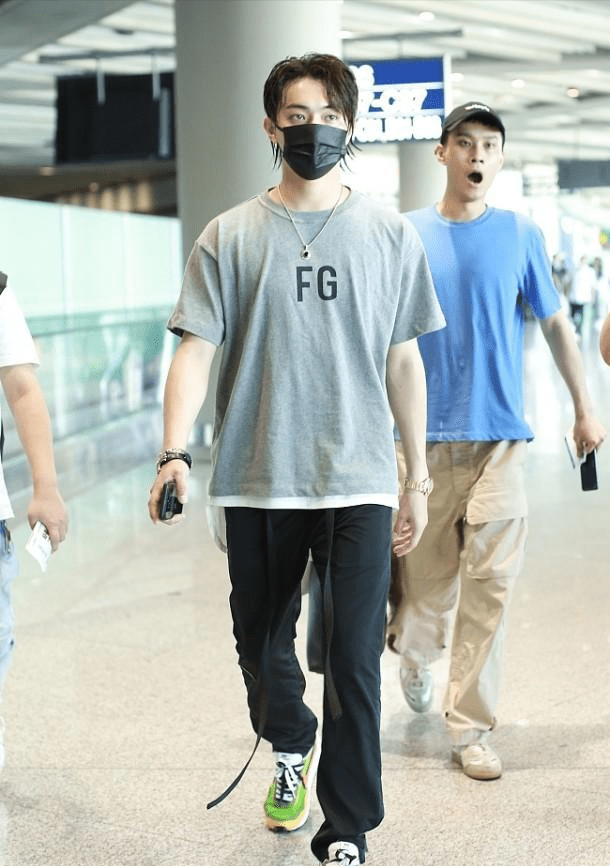 身材|许凯的常服也太穿简单了吧，发型也很随意，却搭配出日系美男范