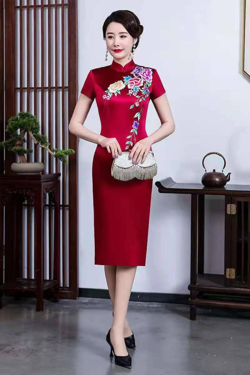 用餐|旗袍美在韵味不只是表现在穿着特体，更在于气质端庄，雅在仪态！