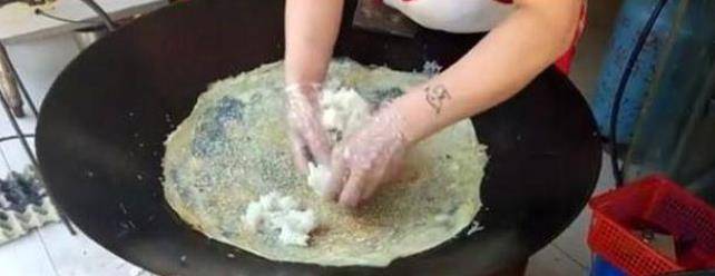 美食|大妈路边卖“特色早餐”，5元1份，排队不一定能买到，收入可观
