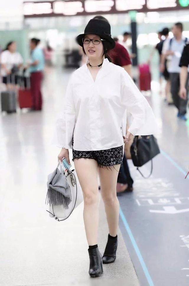显得|杨钰莹上节目穿真丝长裙，气质高贵，再加上滤镜真像不老少女！
