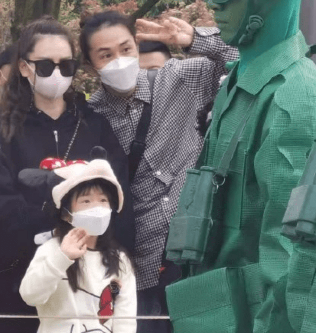 廓形|戚薇一家三口被偶遇，6岁Lucky单脚踩平衡车扮酷，晒得比李承铉黑