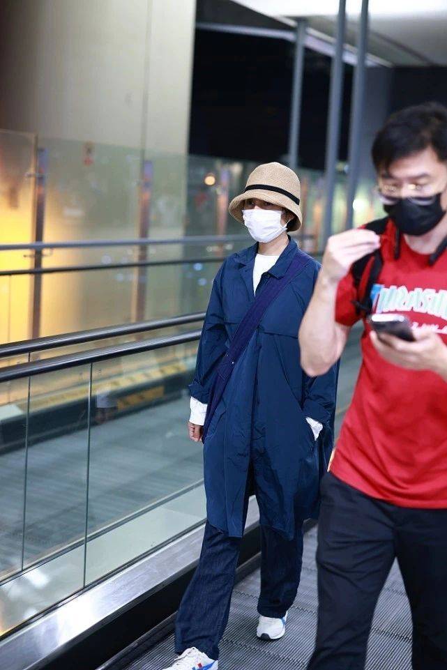 缺点|袁泉走机场被拍，同一种颜色穿上身，普通的基础款也穿的高级！