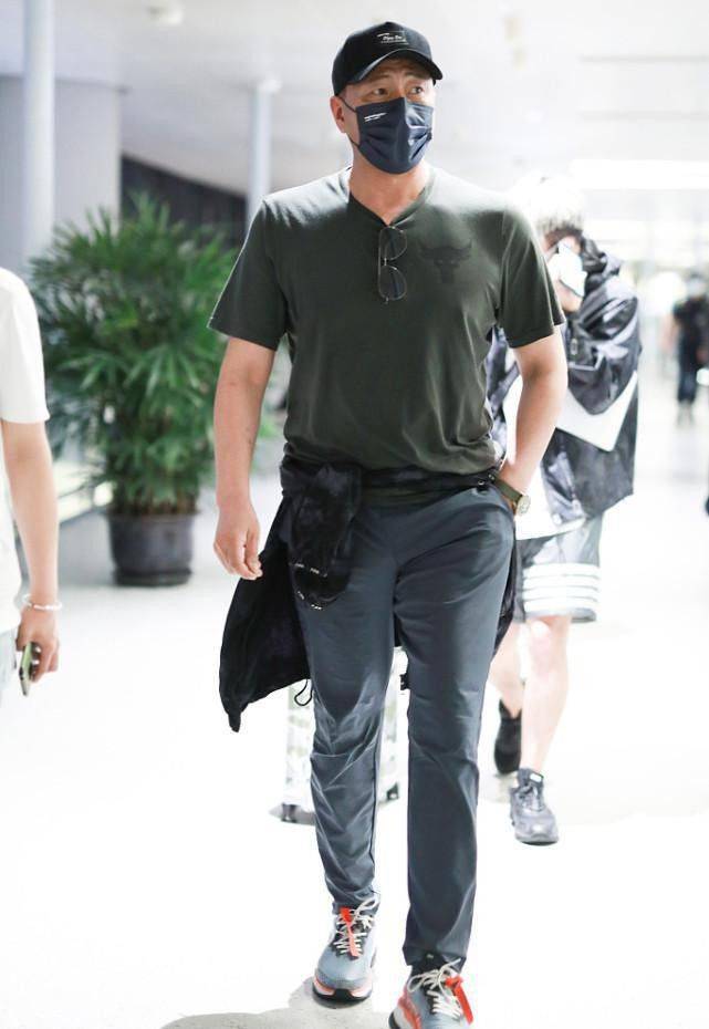 原创53岁的胡军依然有型男气质穿件t恤出街都挺潮荷尔蒙真足