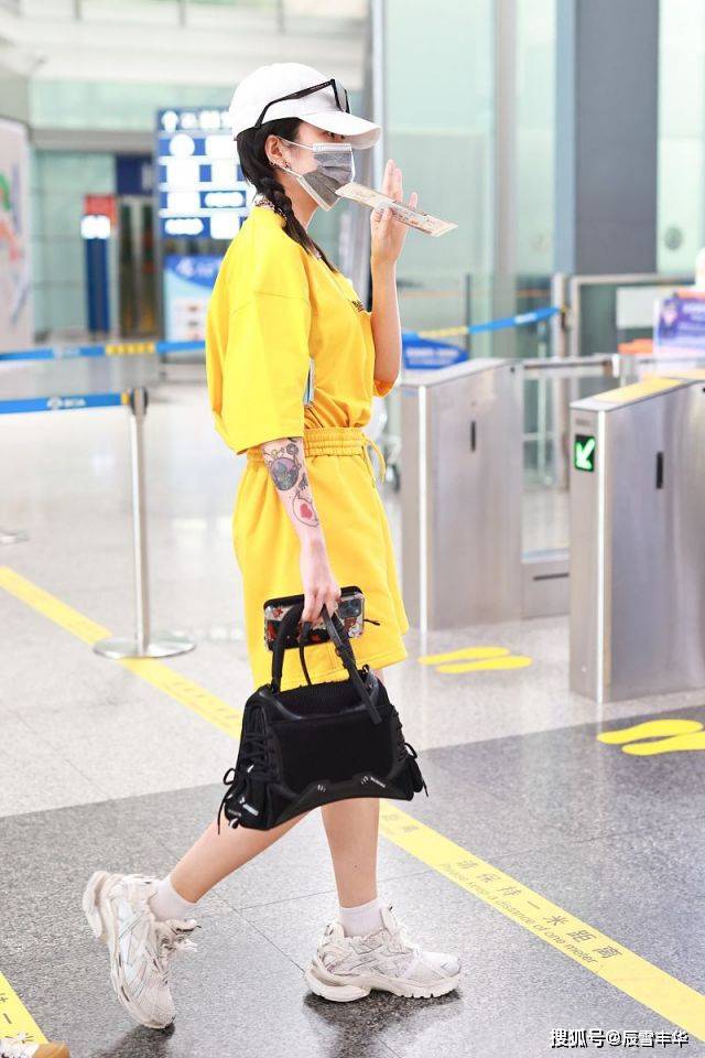 新潮|乃万越来越会穿，一身“柠檬黄”运动套装，仅靠颜色就充满活力