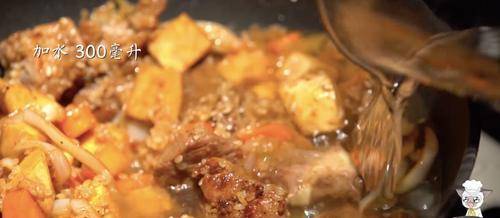 电饭煲|电饭煲芋头排骨焖饭，它比男朋友还暖