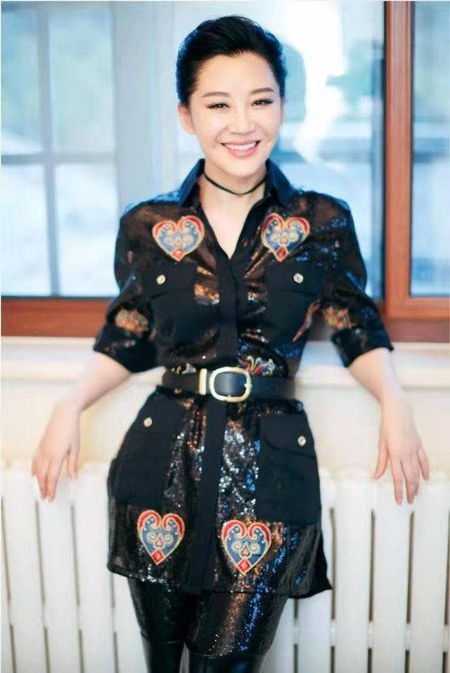 天鹅|许晴是冻龄女神，穿黑色礼服天鹅颈优越，看不出已经年过半百