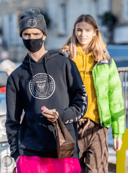 曲线|贝嫂的二儿子贼宠嫩模女友！穿情侣装在断崖上看日出，似连体婴儿