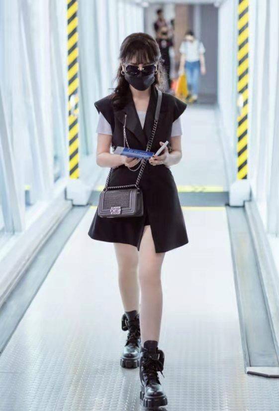 黑色|赵雅芝穿得跟个小姑娘似的，黑色长马甲帅气十足，怎么看都不像“奶奶”