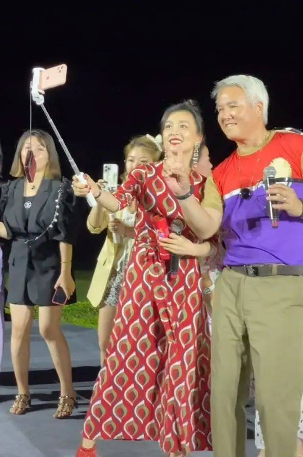 张庭|张庭出席活动的现场照，被明道侧搂不避嫌，穿紧身裙赘肉横生！