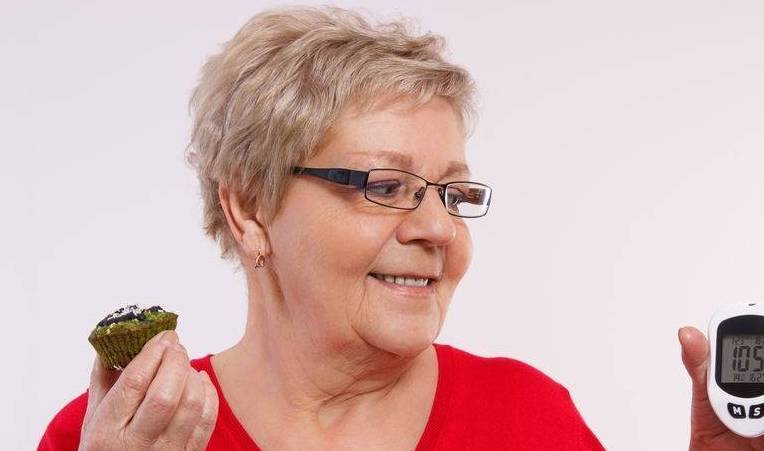 并发症|血糖超标，饭后会出现3个现象！这样做避免饭后血糖升高