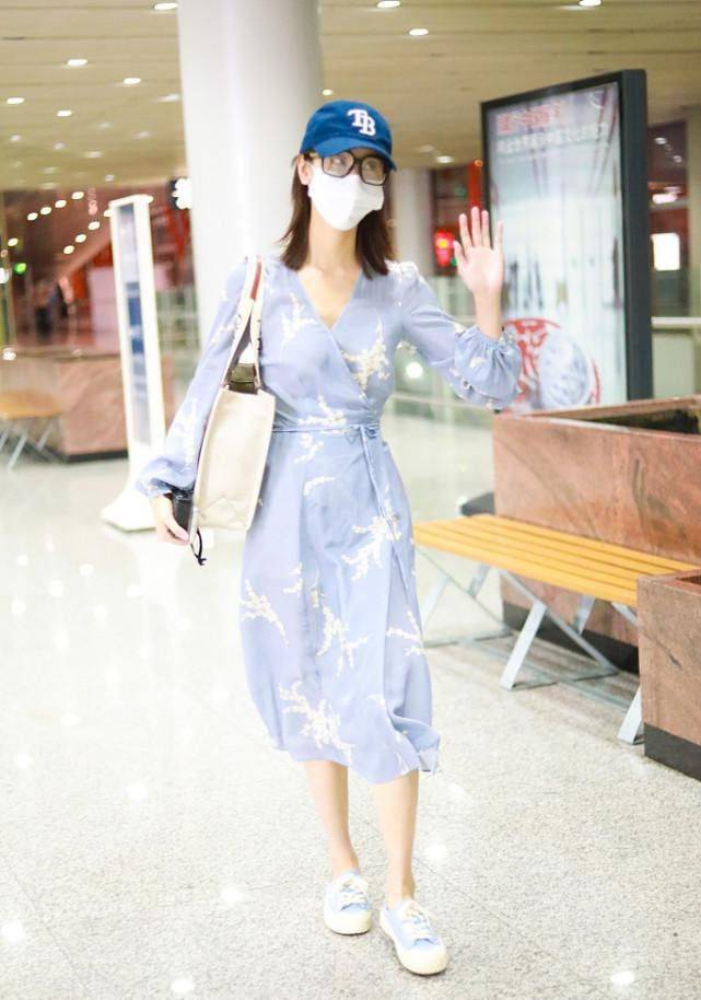 设计|陈都灵套层“睡裙”就出门，素雅设计看着挺轻柔，身材果然不赖