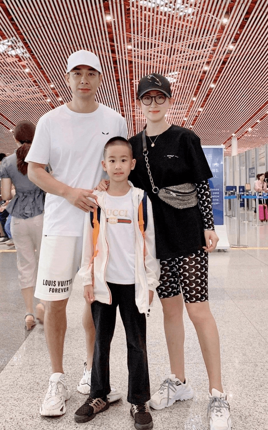 黑色|赵文卓就算牵着老婆，感觉也是一脸正气，张丹露风衣下，黑丝真俗
