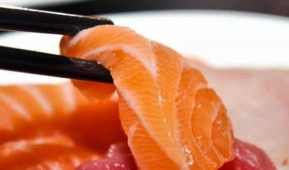 因为|怀孕期间，孕妈牢记这4个饮食注意事项，别因为乱吃伤害到胎儿