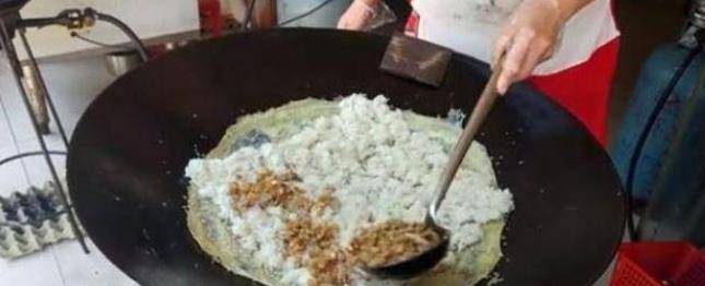 美食|大妈路边卖“特色早餐”，5元1份，排队不一定能买到，收入可观