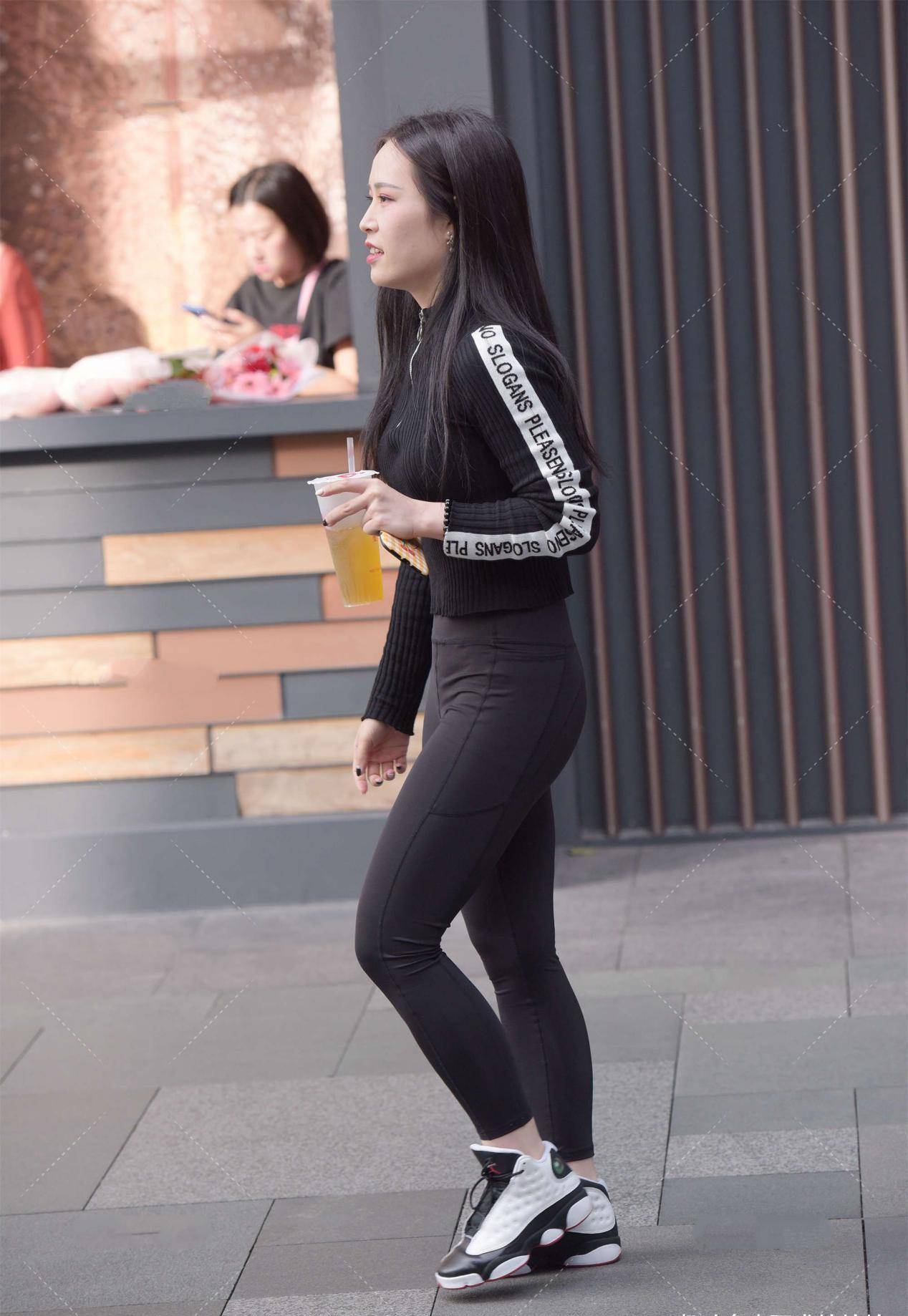 脖颈|黑色长袖拉链针织衫，搭配黑色高腰弹力裤，黑色系甜酷风搭配