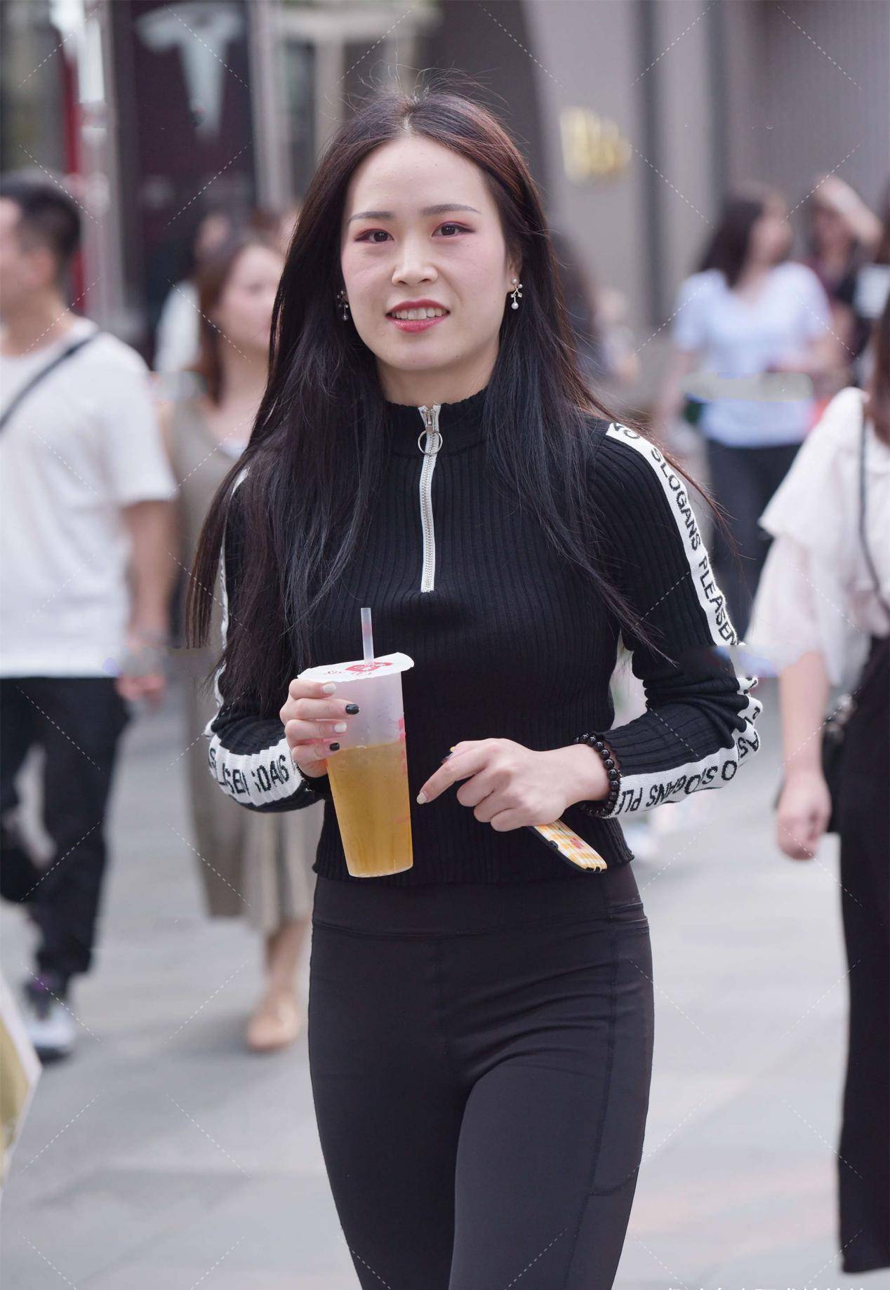 脖颈|黑色长袖拉链针织衫，搭配黑色高腰弹力裤，黑色系甜酷风搭配