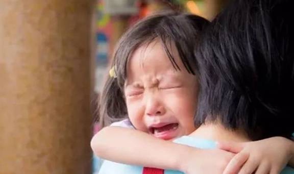 家长|宝宝上幼儿园又哭又闹不愿意去，家长焦头烂额，四招应对能帮大忙