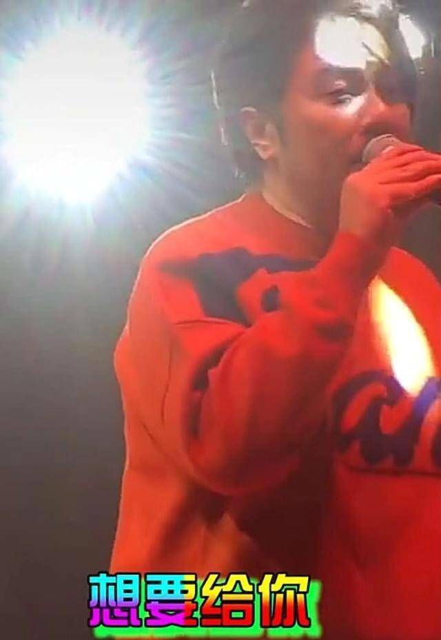 身材|阿杜胖到认不出！穿大红毛衣配小白鞋倒显年轻，却难逃中年发福