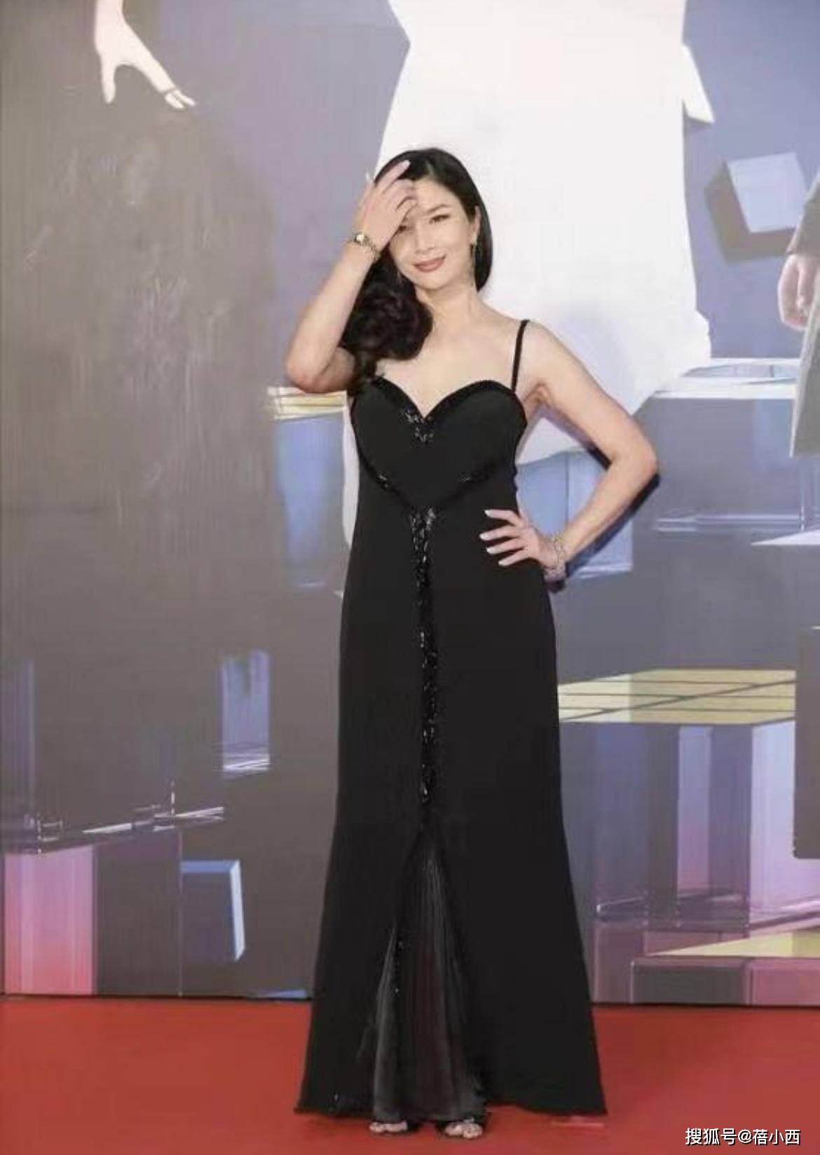 好身材|吴家丽越老越“风骚”，穿深V领挂脖连衣裙配黑丝袜，气质惊艳