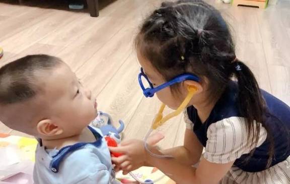 女儿|“俩兄妹关系真好”，话音刚落妹妹突然大哭，掀开衣服后母亲泪目