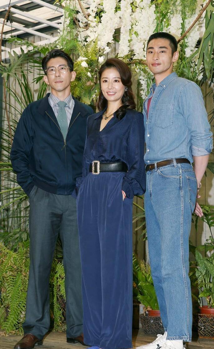 藏蓝色|林心如就算老了也有气质,藏蓝色也hold住,高级感不是装的