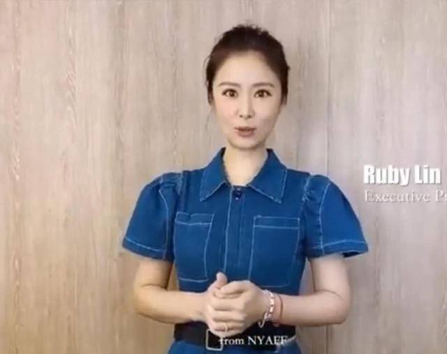 后林|夫妻吵架后林心如现身！穿牛仔连体衣秀时髦，一抬手显示婚姻状态