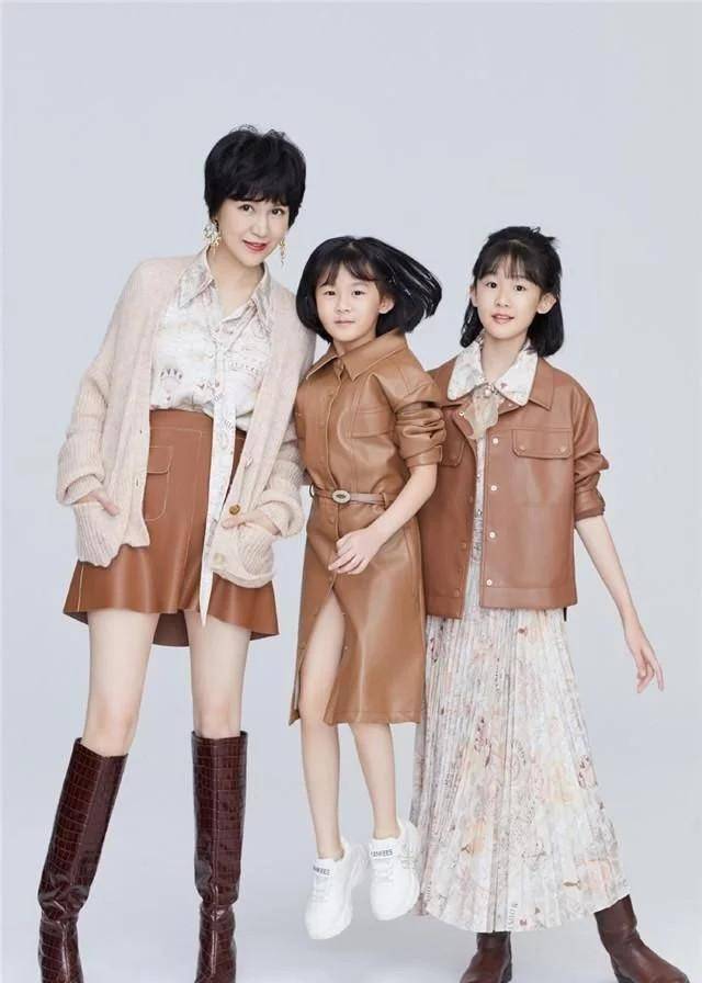鲍蕾|陆毅女儿跟鲍蕾合照！贝儿穿碎花裙手臂修长显淑女，妹妹发型真土