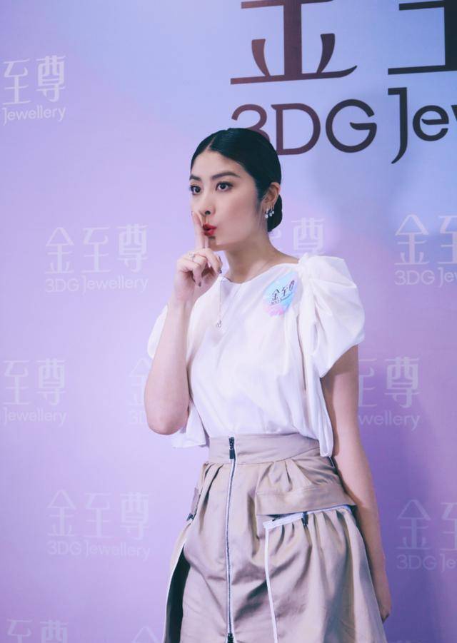 设计|陈慧琳当妈后穿衣大胆，“拉链裙”开一半留一半，还能当裤子穿