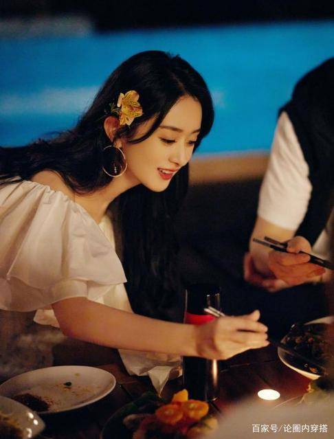 设计|赵丽颖穿露肩短裙亮相，33岁的年纪还像个小姑娘，这么清纯又减龄