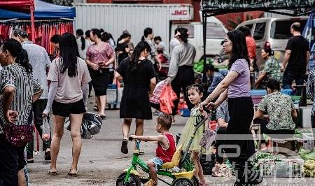 江西一偏远乡村集市赴圩非常热闹，被誉为江南腐竹之乡，位于赣州