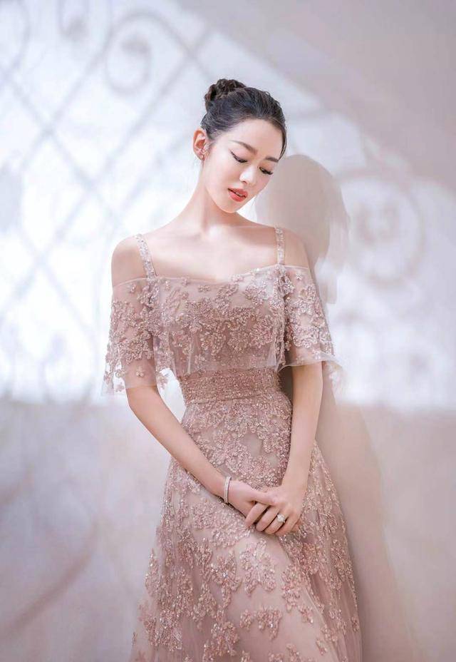 短裙|吉娜从不吝啬秀身材，穿红色套头衫配“宝石短裙”，反手摸肚脐