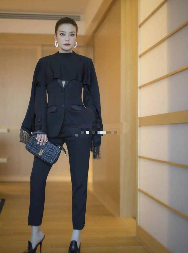 设计|穿斗篷裙还挺接地气！杨钰莹参加商演没人接送，只能自己坐电动车