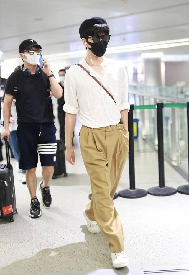 整体|井柏然个性搭配，穿半透明上衣也不“土味”，气质不够避免这样穿