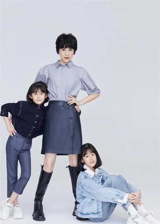 鲍蕾|陆毅女儿跟鲍蕾合照！贝儿穿碎花裙手臂修长显淑女，妹妹发型真土