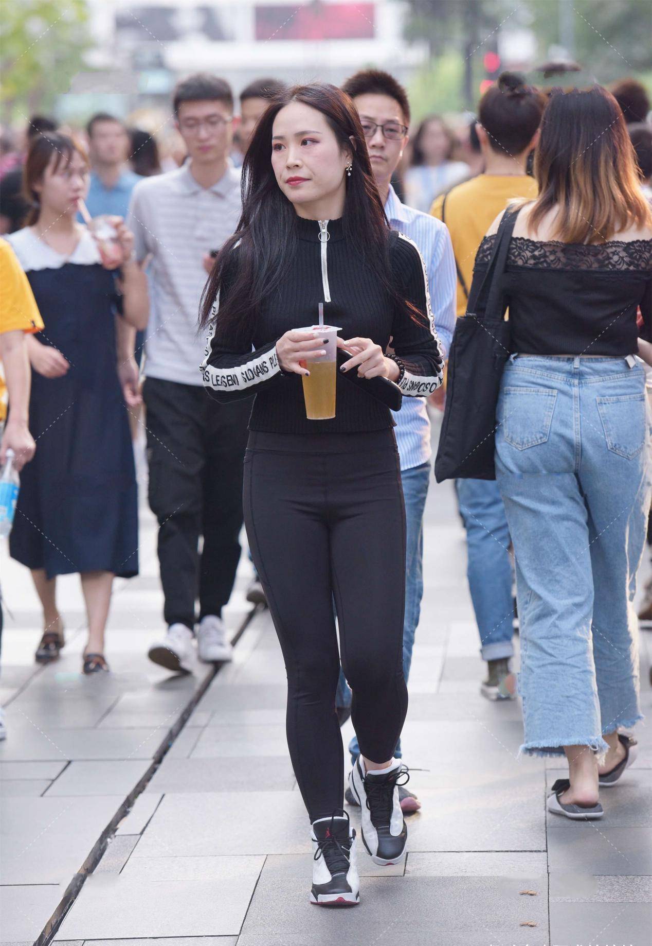 脖颈|黑色长袖拉链针织衫，搭配黑色高腰弹力裤，黑色系甜酷风搭配