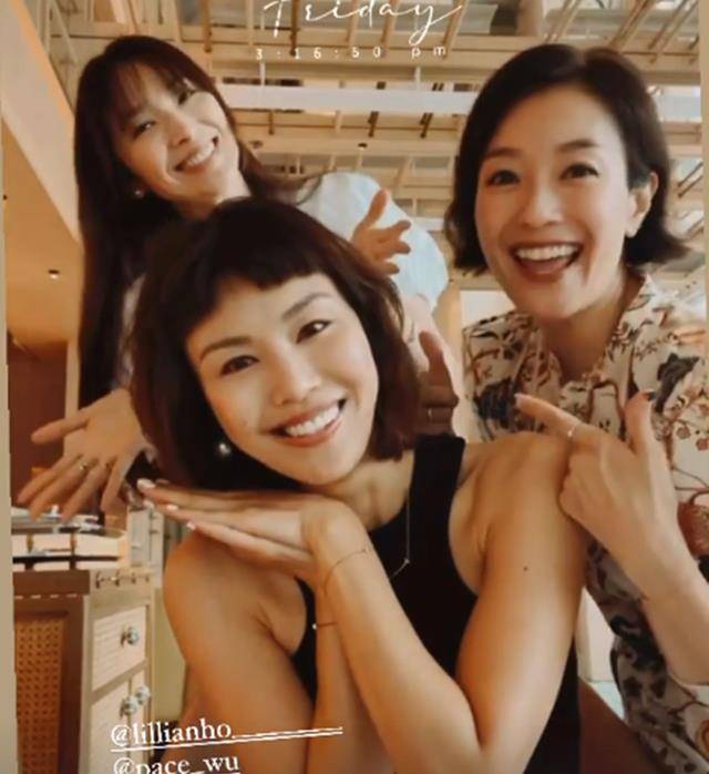 富婆|41岁吴佩慈晒和富婆聚会，个个唇红齿白气质好，穿小白裙嫩成少女
