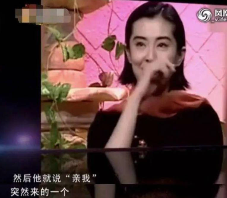 最近火的美女喝酒 d77a014ec8824394809a393a8454139e.jpeg