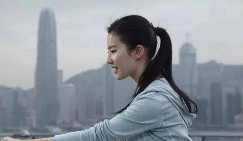 丸子|都是丸子头却不好看？张韶涵妆容精致却没精神，皆因丸子地方不对